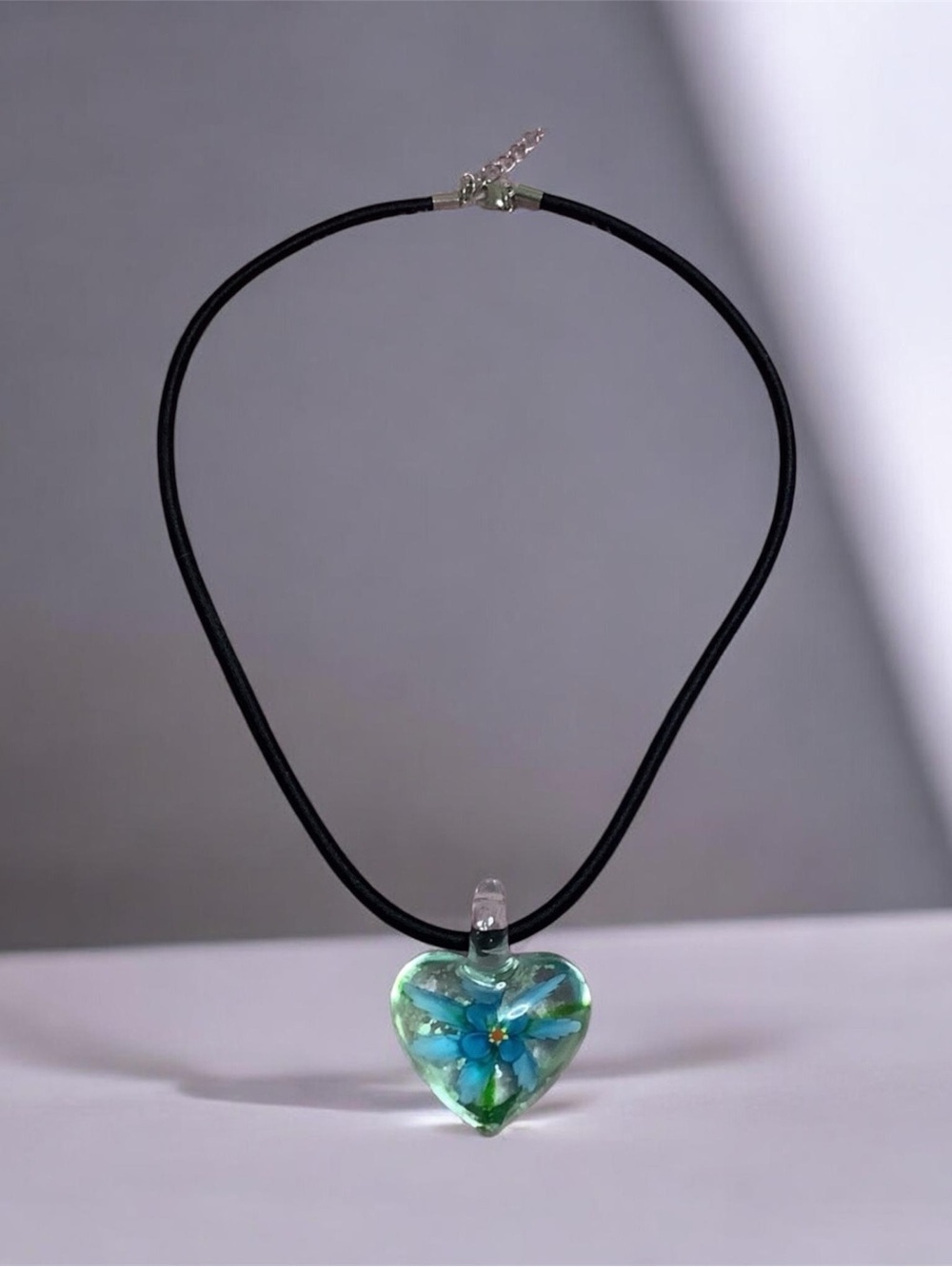 Women’s glass, heart necklace flower design